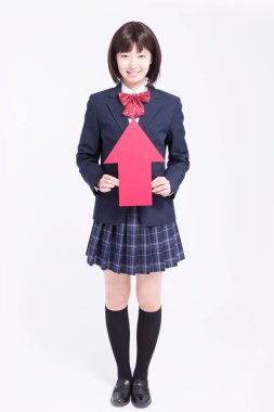 Kırmızı oklu gülümseyen Japon öğrencinin stüdyo portresi.