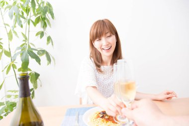 Şampanya içen genç bir kadın. 