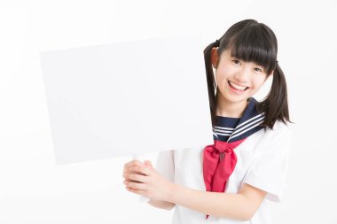 Okul üniformalı güzel bir öğrencinin portresi. Elinde beyaz bir tahta var.