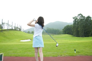 Genç, güzel Asyalı kadın golfçü 