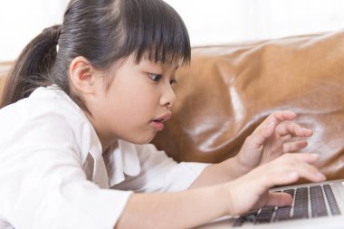 dizüstü bilgisayar kullanan genç Asyalı kız