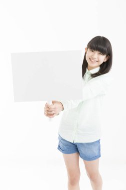 Asyalı kız beyaz arka planda boş bir pankart tutuyor.