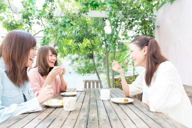 Kafede birlikte kahve içen mutlu genç kadınlar..