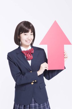 Kırmızı oklu gülümseyen Japon öğrencinin stüdyo portresi.