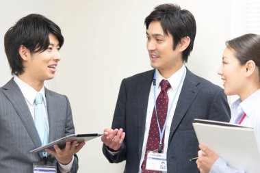 İş adamı ve iş kadını toplantıda.