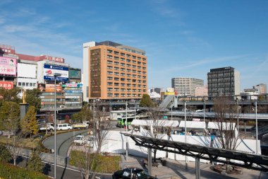 Tokyo sokaklarında gündüz vakti trafik sıkışıklığı..