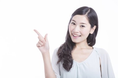 Güzel Asyalı kadının işaret ettiği stüdyo portresi