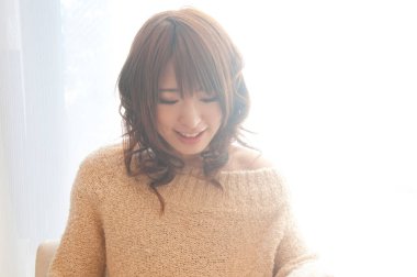 Aşağıya bakan güzel Asyalı genç kadının portresi. 