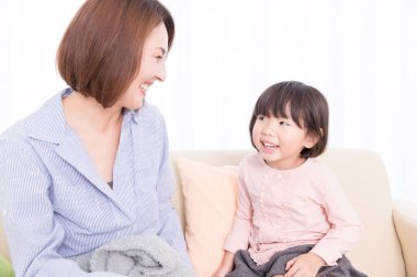 Asyalı genç anne ve kızı birlikte vakit geçiriyorlar.