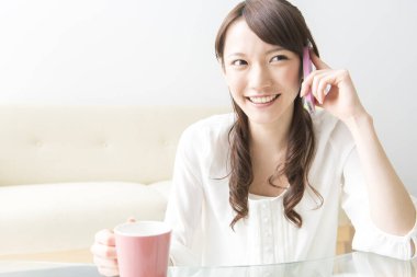 Ofisinde telefonla konuşan bir kadının portresi.