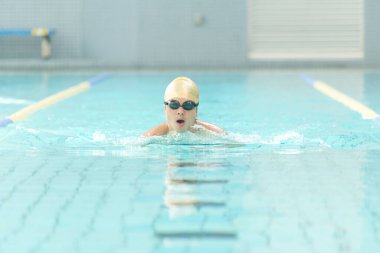 Yüzme havuzundaki Asyalı adam. 