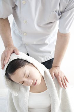 Genç Asyalı kadın masaj yaptırıyor.