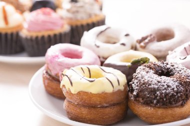 Lezzetli taze çörekleri ve kekleri kapatın.