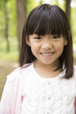 Gülümseyen Asyalı güzel bir kızın portresi.