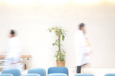 Hastane içi insanlarla dolu ve geçmişi bulanık.