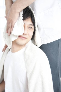 spa merkezinde masaj olan adam 