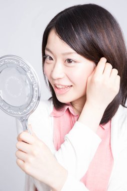 Aynalı Asyalı genç bir kadının portresi. 