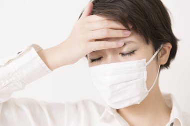 Koruyucu maske takan hasta Asyalı kadın. 