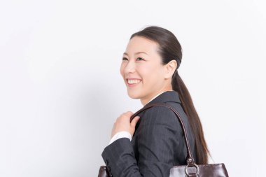 Gülümseyen iş kadını çanta tutuyor.