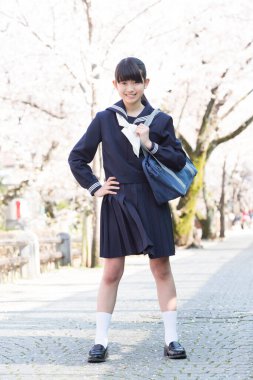 Park 'ta üniformalı Asyalı kız.