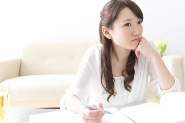 Asyalı kadın evde eğitim 