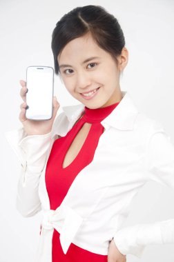 Genç Asyalı iş kadını akıllı bir telefon tutuyor.