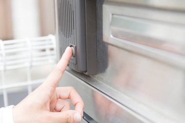 Japonya 'da modern posta kutusunu açan kadın eli