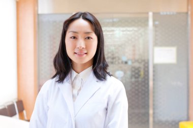 Beyaz cüppeli güzel bayan doktor, yakın plan portresi 