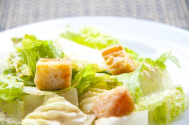 Tavuklu ve marullu salata ile yakın plan.