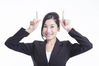 Beyaz tenli boynuzları olan genç Japon iş kadınının portresi.