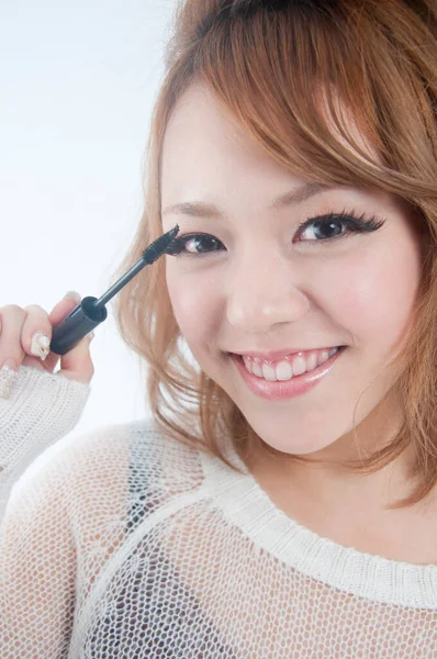 Güzel Asyalı Kadın Rimel Kullanarak Makyaj Yapıyor — Stok fotoğraf