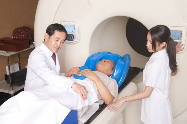 Paciente Submetido Ressonância Magnética Assistida Por Médicos Conceito Hospitalar Saúde — Fotografia de Stock