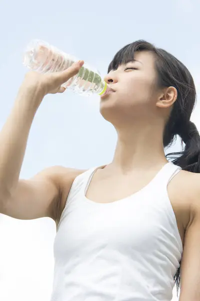 Skönhet Japansk Kvinna Dricksvatten Jogging Sommarparken — Stockfoto