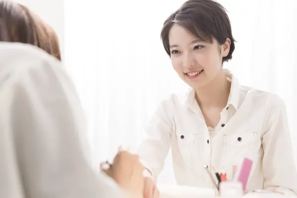 Mooi Japans Vrouw Maken Manicure Schoonheid Salon — Stockfoto
