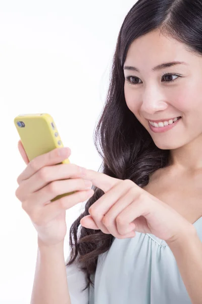 Усміхнена Молода Азіатка Використовуючи Смартфон Ізольована Білому Тлі Студійний Знімок — стокове фото