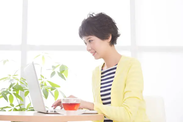 Young Woman Working Laptop Tea — Stock Photo, Image