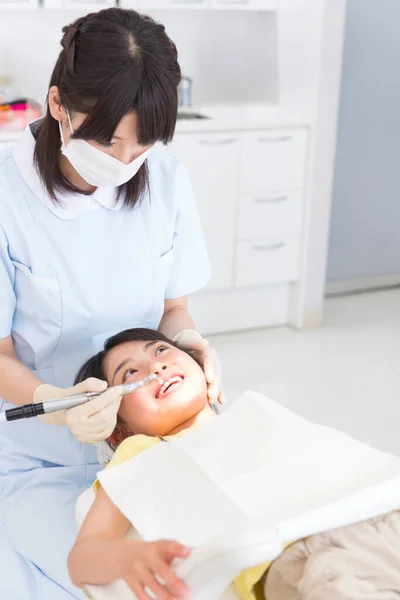 Kvinna Som Får Sina Tänder Undersökta Tandläkare — Stockfoto