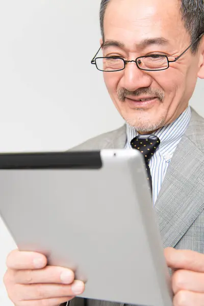 Senior Geschäftsmann Mit Tablet — Stockfoto