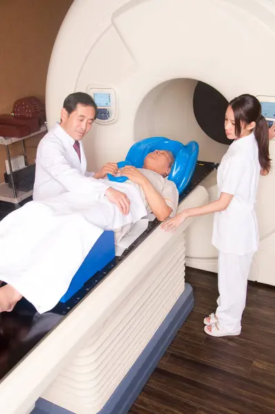 Patient Unterzieht Sich Einer Mammografie Mit Ärztlicher Unterstützung Krankenhaus Und — Stockfoto