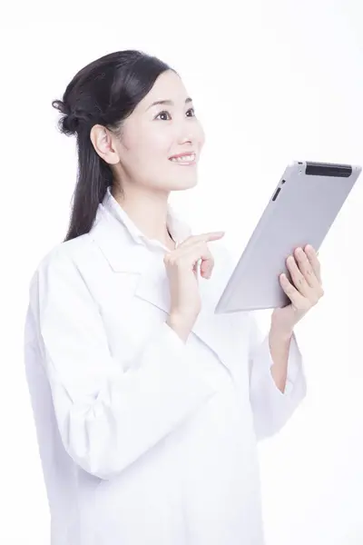 Ung Asiatisk Läkare Kvinna Med Tablett — Stockfoto
