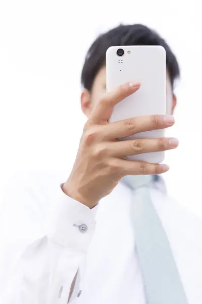 Adamı Açık Havada Akıllı Telefon Kullanıyor — Stok fotoğraf