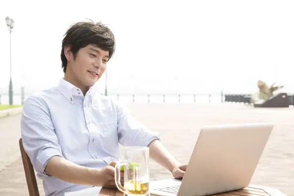 Young Asian Man Drinking Beer Working Laptop Beach — Stock Photo, Image