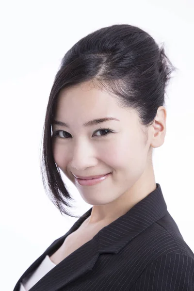 Sıradan Takım Elbiseli Genç Japon Kadını Beyaz Stüdyo Arka Planında — Stok fotoğraf