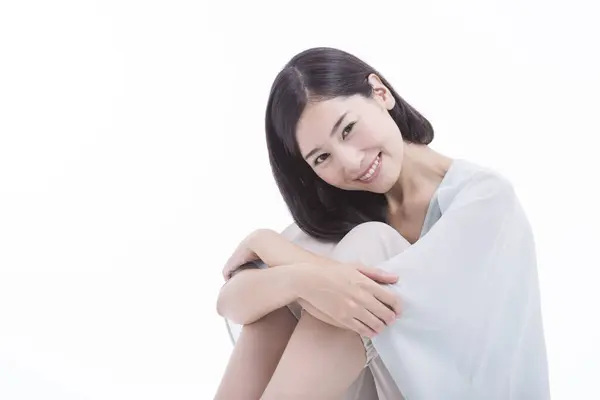 Portræt Ung Asiatisk Kvinde Siddende Gulvet Studiet Isoleret Hvid Baggrund - Stock-foto