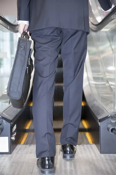 Homme Affaires Marchant Dans Escalier Roulant Dans Immeuble Bureaux Centre — Photo