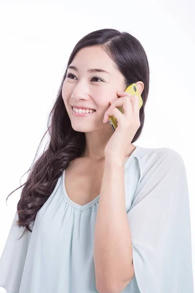 Молодая Азиатка Разговаривающая Мобильному Телефону Изолированная Белом Фоне Студия Съемки — стоковое фото
