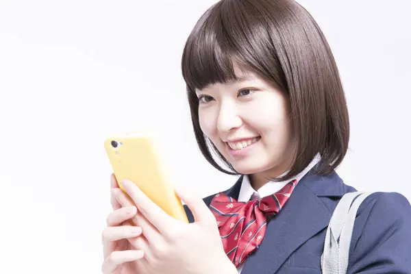 Estúdio Retrato Sorridente Japonês Estudante Usando Smartphone — Fotografia de Stock