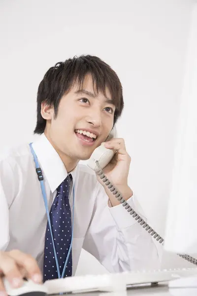 Ritratto Giovane Uomo Affari Asiatico Parlando Telefono — Foto Stock