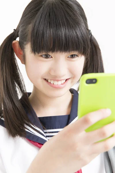 Portret Van Jong Aziatisch Meisje Met Een Mobiele Telefoon — Stockfoto