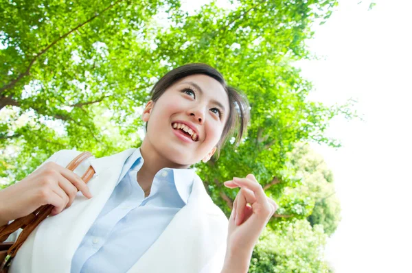 Открытый Портрет Веселой Японской Женщины Гуляющей Зеленом Летнем Парке — стоковое фото